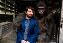 “Attenti al gorilla”: una commedia surreale, che fa ridere solo a tratti