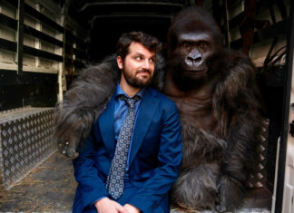 “Attenti al gorilla”: una commedia surreale, che fa ridere solo a tratti