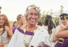 “Greed”: quando ricchezza e avidità diventano un bersaglio per la satira