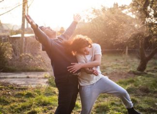 “Guida romantica a posti perduti”: un viaggio catartico per due anime sole