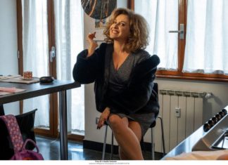 “Ma cosa ci dice il cervello”: Paola Cortellesi camaleontica, tra commedia e spy story