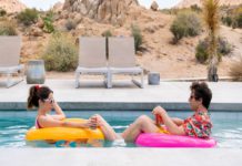 “Palm Springs”: una commedia romantica arguta e contemporanea