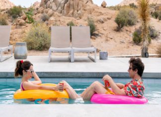 “Palm Springs”: una commedia romantica arguta e contemporanea