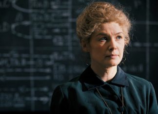 “Radioactive”: un biopic che prova a omaggiare la scienziata Marie Curie