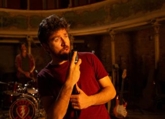 “Si muore solo da vivi”: una commedia genuina ma con dei limiti