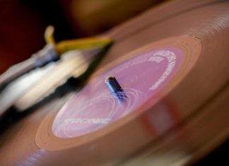 “Amore, vinile e polvere”: recensione della raccolta di Beatrice Maffei