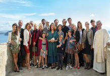 “A casa tutti bene”: le contraddizioni di una grande famiglia allargata