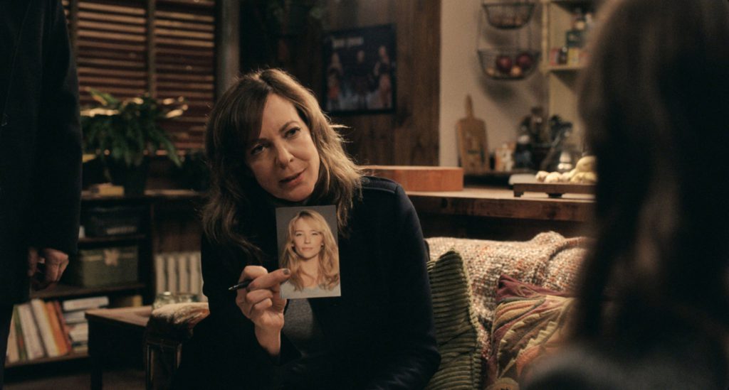 Allison Janney è l'investigatore capo Riley. 2016