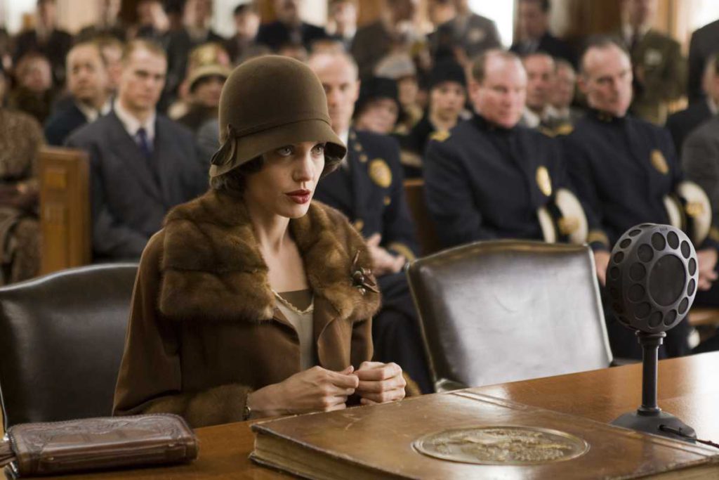 Angelina Jolie in una scena di Changeling (2008)