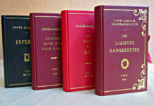 Book clutch: quando il libro antico diventa un accessorio di tendenza