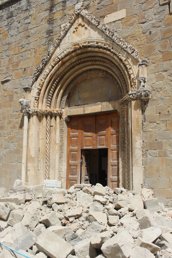 Un'immagine dei crolli esterni alla Chiesta di Sant'Agostino ad Amatrice.