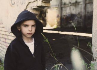 “Enfants perdus”: infanzia violata e periferie degradate nel corto di Dantini