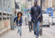 “Famiglia all’improvviso”: Omar Sy in una commedia commovente