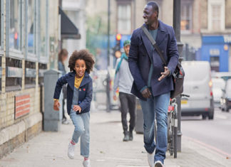 “Famiglia all’improvviso”: Omar Sy in una commedia commovente