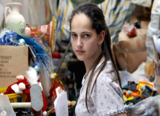 “Il cratere”: un delicato rapporto padre-figlia visto in chiave documentaria