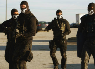 “Nella tana dei lupi”: una partita a scacchi, tra astuzia e forza fisica