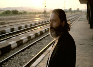 “Glory – Non c’è tempo per gli onesti”: una parabola tra sarcasmo e realismo