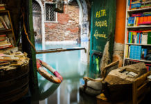 Venezia segreta: la Libreria Acqua Alta dove un problema diventa vanto