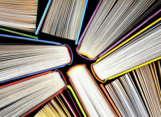 Uno stile per una libreria: 6 modi originali per ordinare i libri