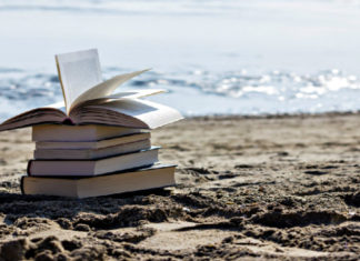 Libri sotto l’ombrellone: cosa leggono gli italiani in estate?