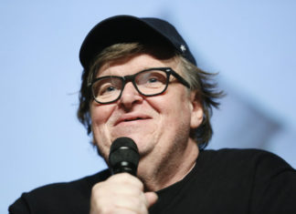 Michael Moore: “Il fascismo del XXI secolo è una faccia sorridente e uno show televisivo”
