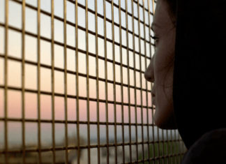 “Most beautiful island”: l’odissea claustrofobica di un’immigrata a NY