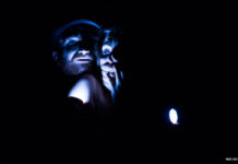 “Per colpa di un coniglio”: personaggi bizzarri e grotteschi in un mondo accelerato