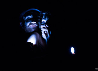 “Per colpa di un coniglio”: personaggi bizzarri e grotteschi in un mondo accelerato