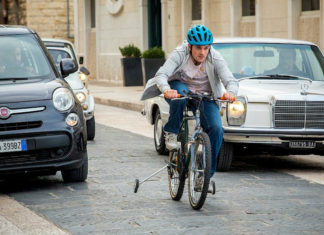 “Tonno spiaggiato”: dark comedy che non scade mai nella volgarità