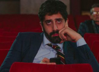 “Nel bagno delle donne”: una commedia graffiante e autoironica