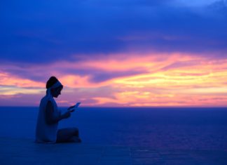 “L’ultima lettera d’amore”: due storie giustapposte, tra passato e presente