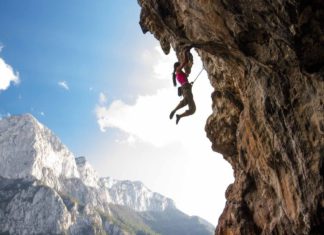 “Climbing Iran”: storia dell’iraniana Nasim Eshqi che scala le montagne
