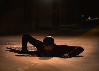 “Diabolik”: un adattamento classico dove la vera protagonista è Eva Kant