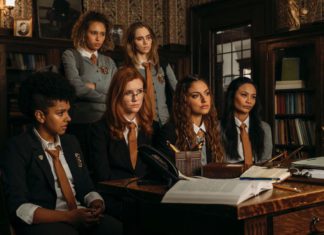 “Seance – Piccoli omicidi tra amiche”: un pasticcio di generi che annoia