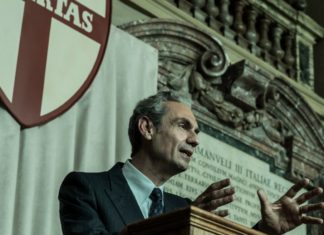 “Esterno notte”: il rapimento Moro in una serie onirica e grottesca