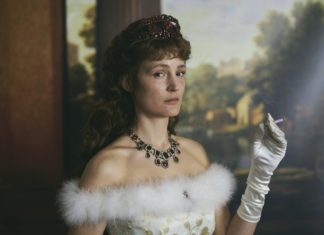 “Corsage”: un ritratto irriverente e moderno di Sissi 40enne senza posa