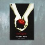 20 anni di “Twilight”: 10 citazioni dal libro cult di Stephenie Meyer Copertina di Twilight su foresta nebbiosa