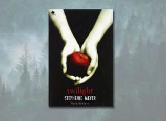 20 anni di “Twilight”: 10 citazioni dal libro cult di Stephenie Meyer Copertina di Twilight su foresta nebbiosa