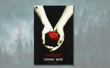 20 anni di “Twilight”: 10 citazioni dal libro cult di Stephenie Meyer Copertina di Twilight su foresta nebbiosa